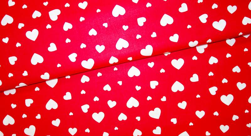 Serduszka białe na czerwieni