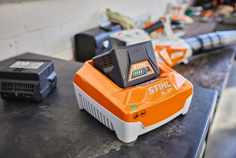 Ładowarka AL 301 Stihl  (230V)