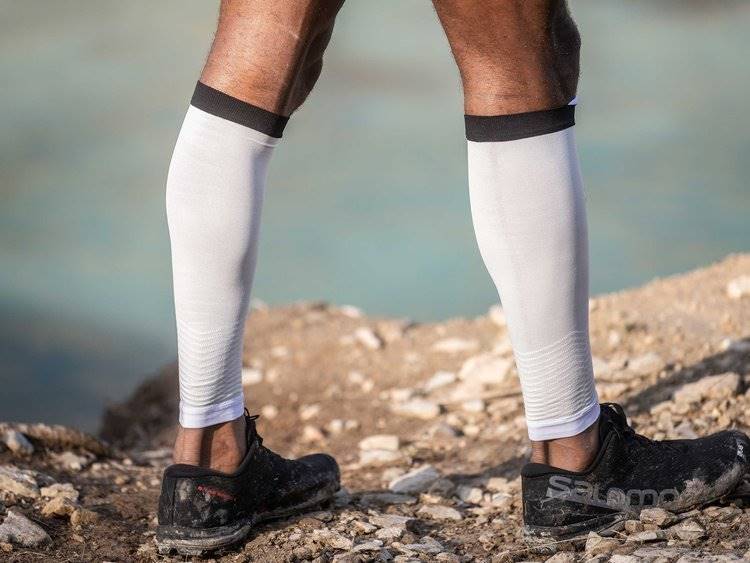 Opaski kompresyjne na łydki Compressport Calf R2v2 2020 White | rozmiar: T4