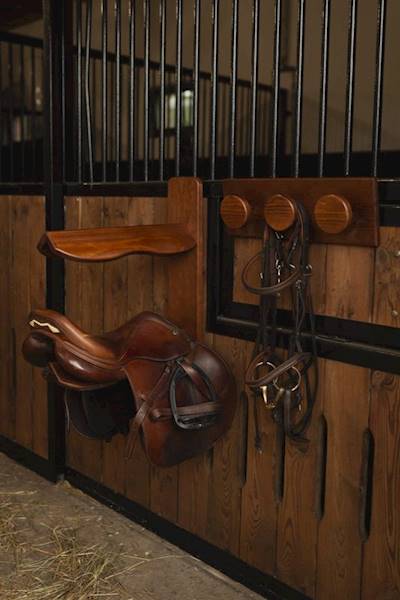 Wieszak na ogłowia potrójny drewniany