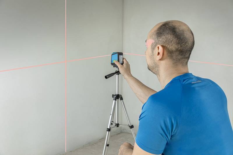 POZIOMNICA LASEROWA KRZYŻOWA I BOCZNA SAMOPOZIOMUJĄCA CZERWONA 24M HOGERT HT4M071