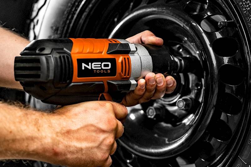 ELEKTRYCZNY KLUCZ UDAROWY 1/2" 1020W, 950Nm + 4 NASADKI  04-720 NEO TOOLS