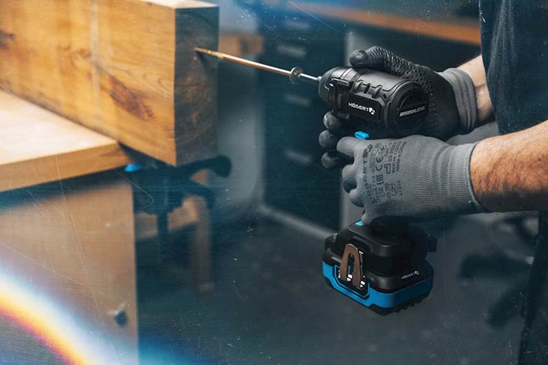 ZAKRĘTARKA UDAROWA AKUMULATOROWA BEZSZCZOTKOWA 18V 200Nm DO PRACY ZE ŚRUBAMI, NAKRĘTKAMI Z KOŃCÓWKĄ HEX 1/4″ HT2E255-B14ID