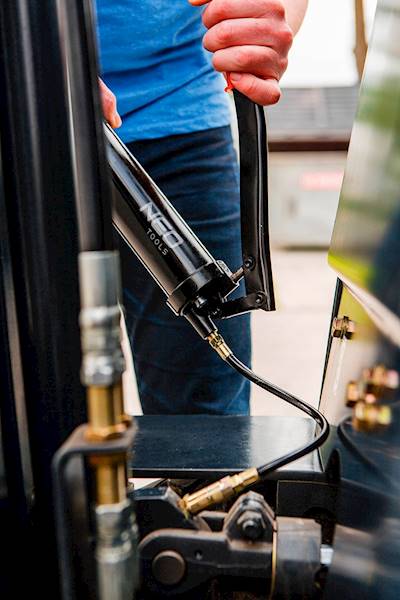 SMAROWNICA DŹWIGNIOWA 400 CM3 Z WĘŻYKIEM 8 X 300 MM - 10000 PSI NEO
