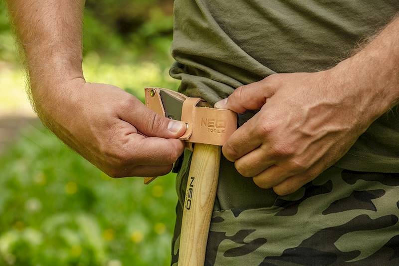 SIEKIERA, TOPOREK BUSHCRAFTOWY BIWAKOWA SURVIVALOWA W FUTERALE 400G, 63-119 NEO