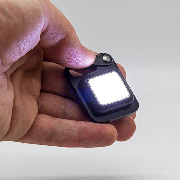 TRUEUTILITY MINI LATARKA AKUMULATOROWA LED Z KARABINKIEM, USB 47LM BUTTONLITE TU919 TRUE UTILITY