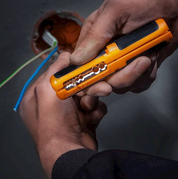 ŚCIĄGACZ IZOLACJI 180MM DO PRZEWODÓW RG6/59 0,5÷6MM2 CZOŁOWY 01-524 NEO