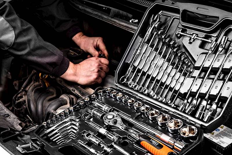ZESTAW KLUCZY NASADOWYCH, PŁASKO OCZKOWYCH 1/4", 1/2",  CRV 77szt. NARZĘDZI 08-915 NEO