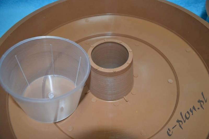 Podkarmiaczka powałkowa okrągła plastik 4 L 