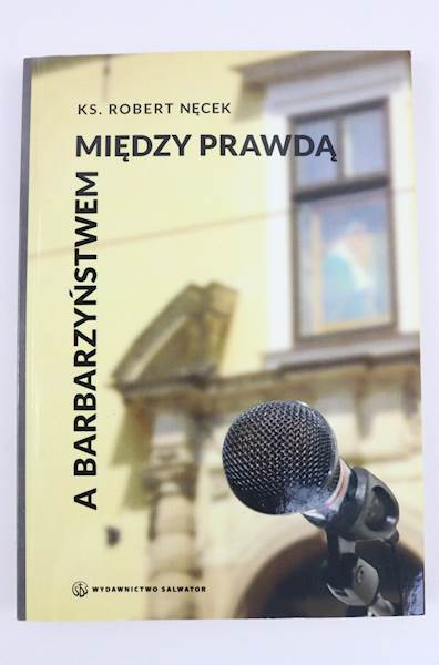 Między Prawdą a Barbarzyństwem  