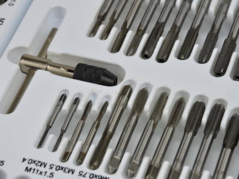ZESTAW GWINTOWNIKÓW I NARZYNEK 110el