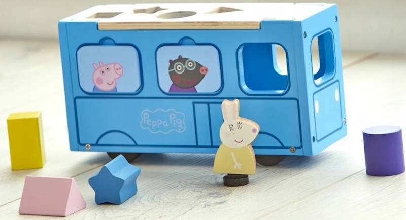 2223 ŚWINKA PEPPA DREWNIANY AUTOBUS SORTER 
