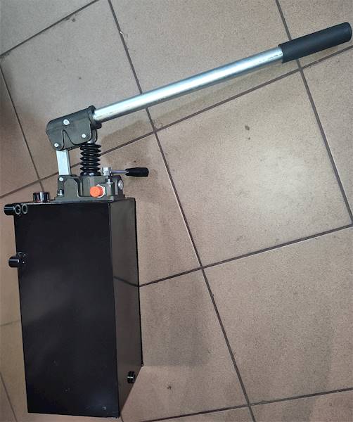 Pompa ręczna 45cm3  ze zbiornikiem 10L