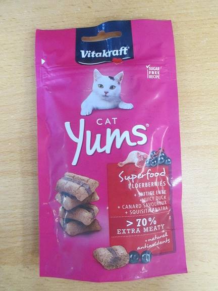 VITAKRAFT CAT YUMS 40g KACZKA Z CZARNYM BZEM