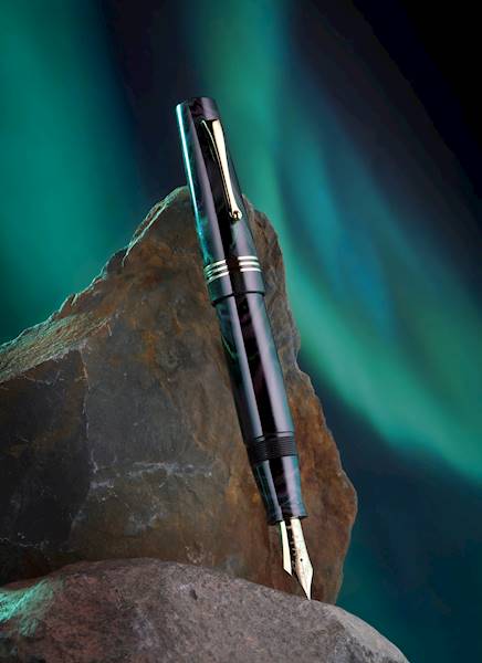 MAIORA PIÓRO "EVEREST" GOLD TRIMS EBONITE