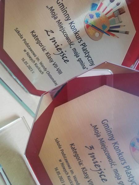 Statuetka szklana W462 czerowna