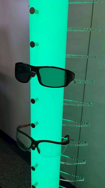 Ekspozytor CANO podświetlany RGB   wysokość 100cm 16 opraw