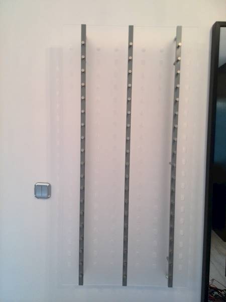EKSPOZYTOR ALU LINE 57 opraw • KOLOR: plexi SATINE • EKSPOZYTOR ALU LINE 57 opraw • KOLOR: plexi SATINE • MOCOWANIE: Kołki do pustych przestrzeni