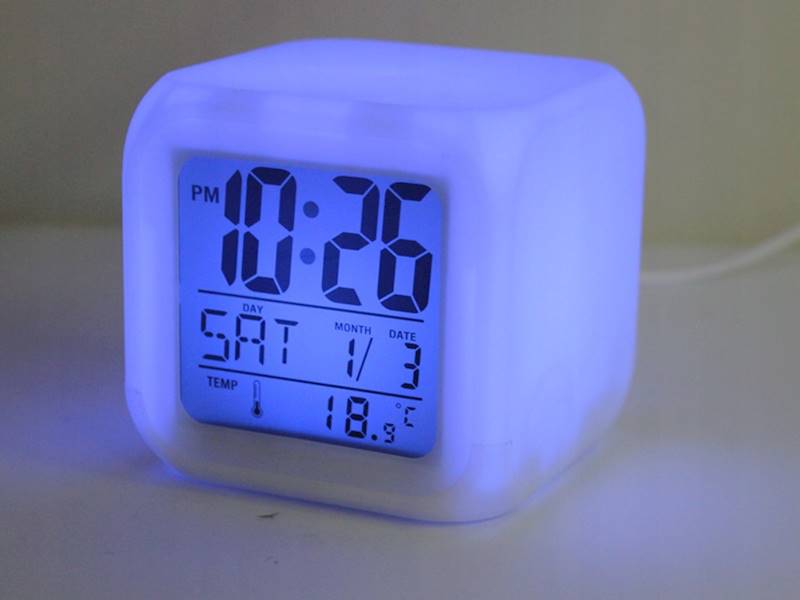 BUDZIK ZEGAR TERMOMETR LCD KAMELEON ŚWIECĄCY