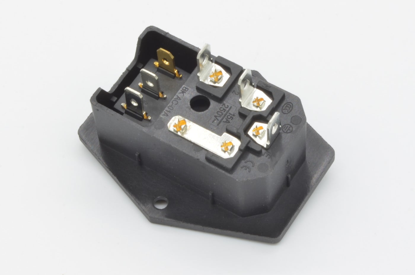 GNIAZDO AC IEC ZASILAJĄCE KOMPUTEROWE MĘSKIE Z GNIAZDEM BEZPIECZNIKA Z WYŁĄCZNIKIEM