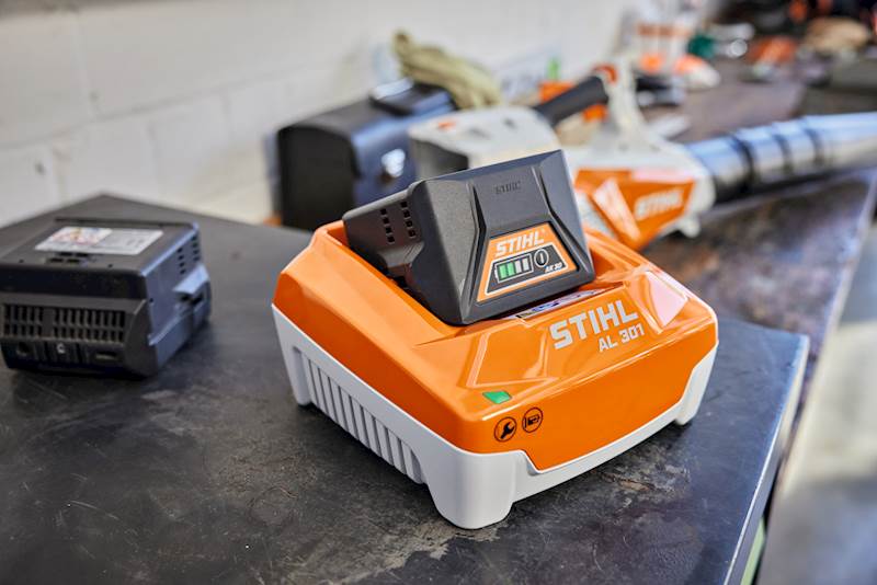 ŁADOWARKA STIHL AL 301 - szybkie ładowanie AK/AP