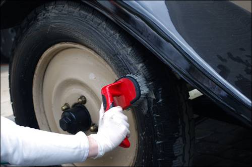 MOTHERS Contoured Tire Brush