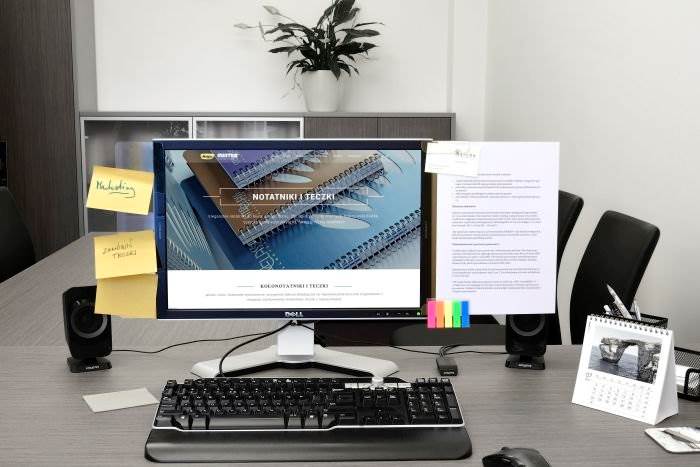 Samoprzylepna listwa na monitor MEMO z zakładkami