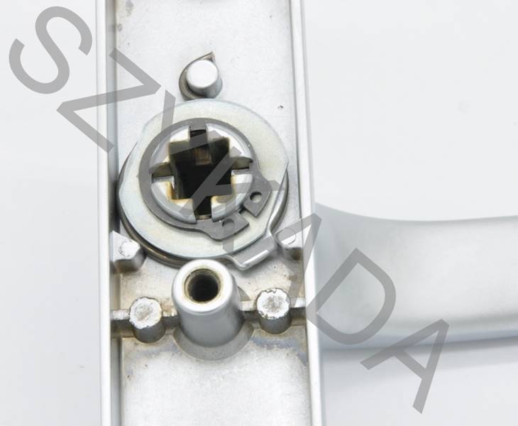 KLAMKA DRZ.CHROM PCV/ALU.90/240/32WB PRAWA 2 ŚRU.