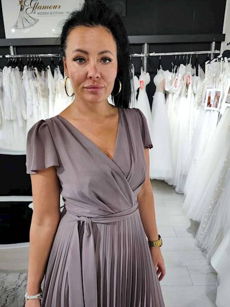 PETRA  sukienka plisowana ciemne cappucino