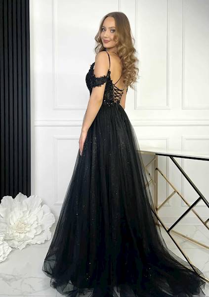 Suknia Inez – czarna, zmysłowa i pełna blasku