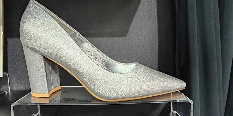 Czółenko damskie na słupku 8,5 cm -srebrne