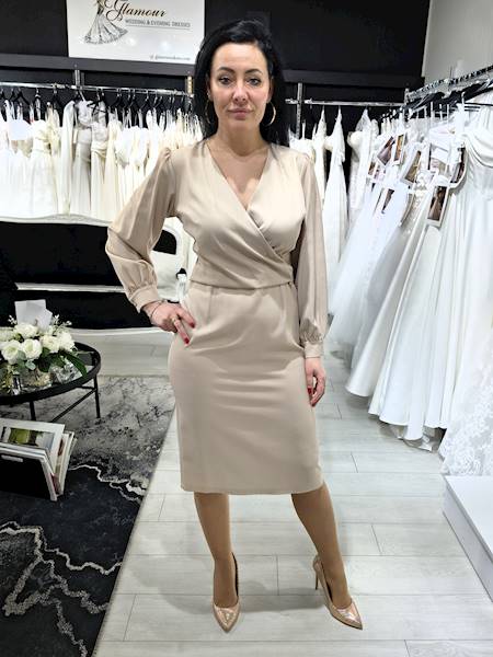 Beżowa sukienka z broszką 