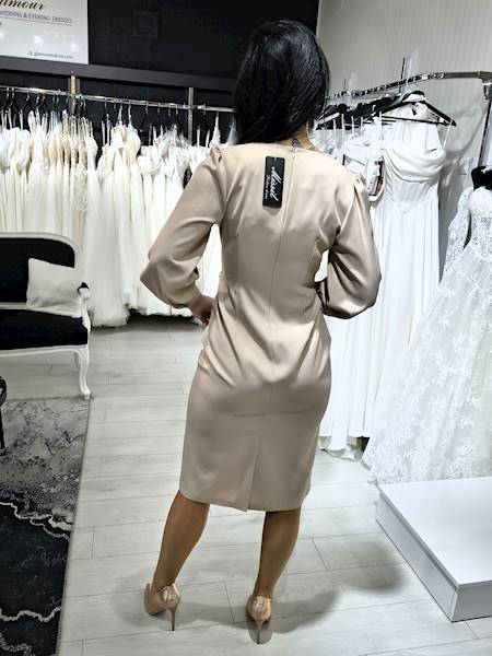 Beżowa sukienka z broszką 