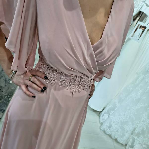 „Blush Serenity” – Pudrowa Suknia Maxi 