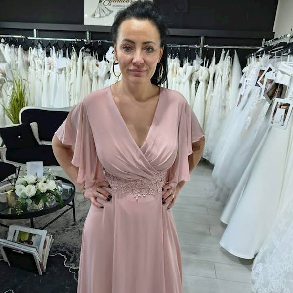 „Blush Serenity” – Pudrowa Suknia Maxi 