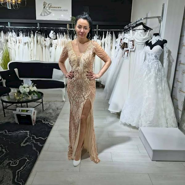 „Golden Aura” – Złota Suknia Wieczorowa z Piórami