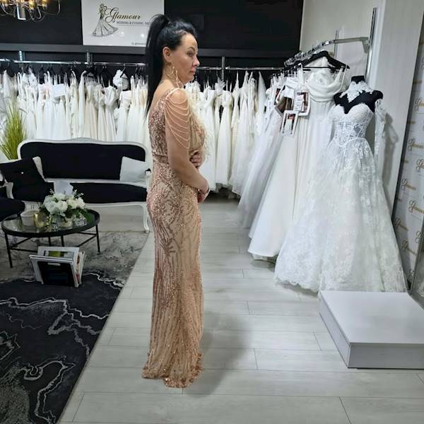 „Golden Aura” – Złota Suknia Wieczorowa z Piórami