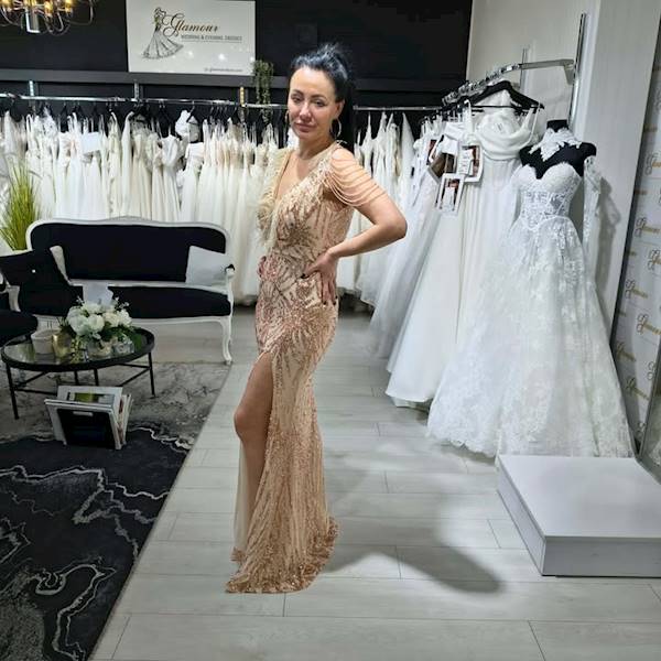 „Golden Aura” – Złota Suknia Wieczorowa z Piórami