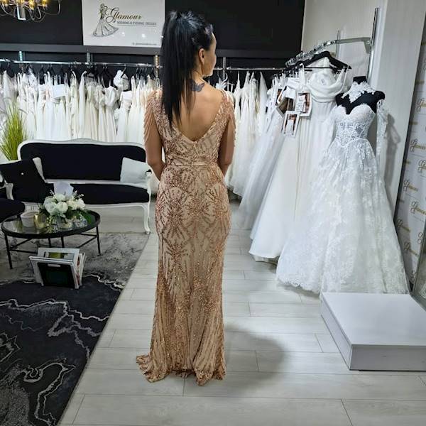 „Golden Aura” – Złota Suknia Wieczorowa z Piórami