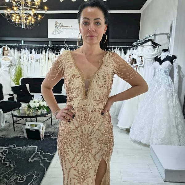 „Golden Aura” – Złota Suknia Wieczorowa z Piórami