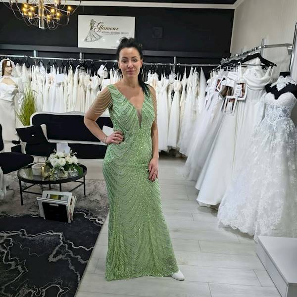 Emerald Glow – Pistacjowa z Efektownym Zdobieniem