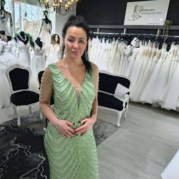 Emerald Glow – Pistacjowa z Efektownym Zdobieniem