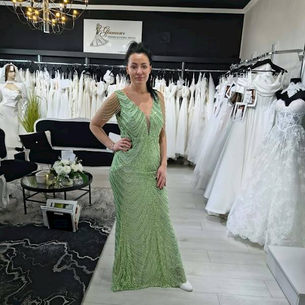 Emerald Glow – Pistacjowa z Efektownym Zdobieniem