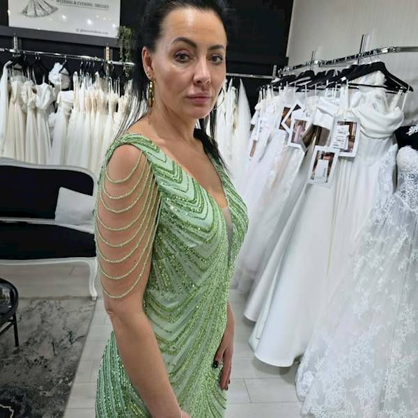 Emerald Glow – Pistacjowa z Efektownym Zdobieniem