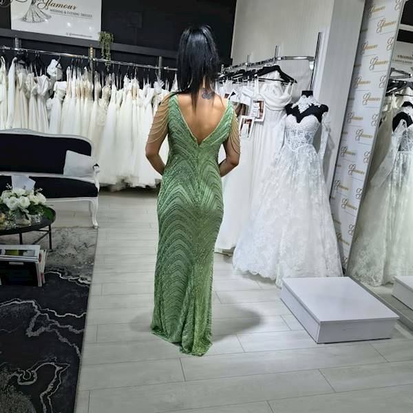 Emerald Glow – Pistacjowa z Efektownym Zdobieniem