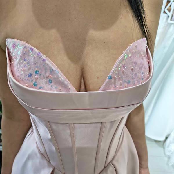 Blush Royal – Pudrowy Róż z Gorsetową Górą