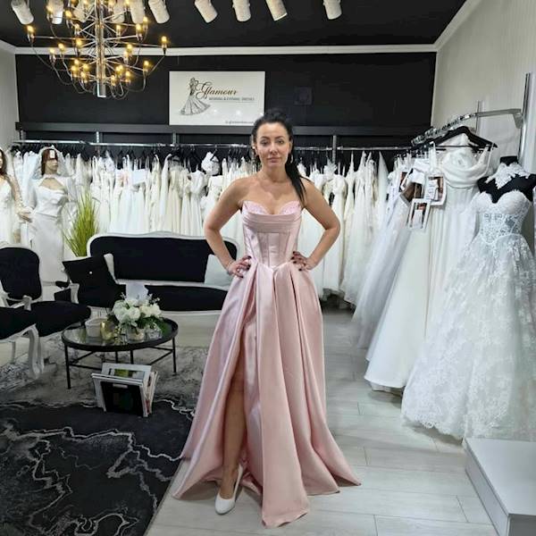 Blush Royal – Pudrowy Róż z Gorsetową Górą