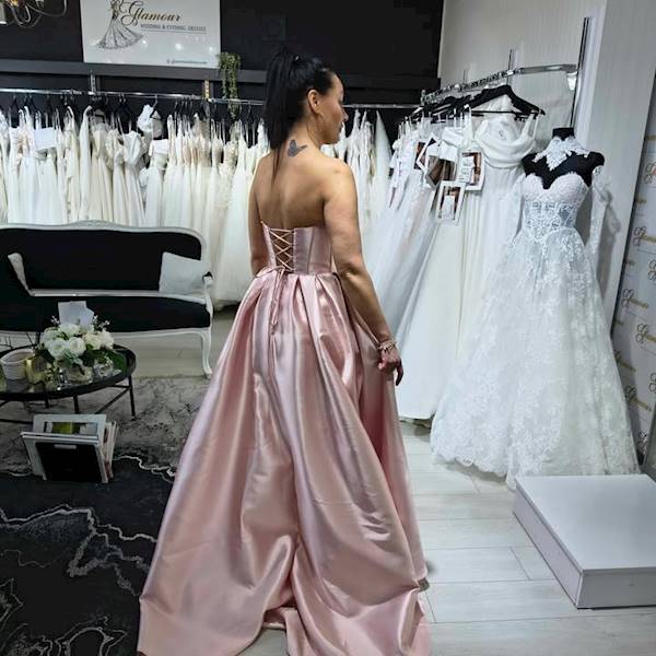 Blush Royal – Pudrowy Róż z Gorsetową Górą