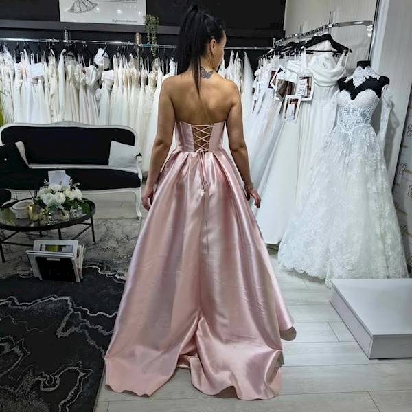 Blush Royal – Pudrowy Róż z Gorsetową Górą