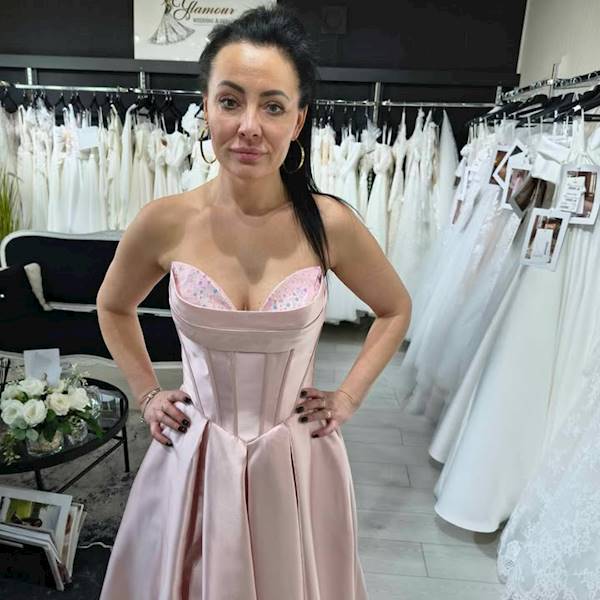 Blush Royal – Pudrowy Róż z Gorsetową Górą